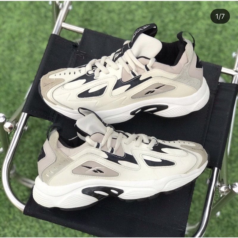 Minh họa sự khác biệt về màu sắc và họa tiết giữa giày thể thao Reebok chính hãng và sản phẩm nhái.