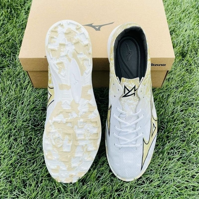 Mizuno Alpha Pro, thiết kế tối ưu với cấu trúc Engineered Fit, là gợi ý lý tưởng khi chọn size giày cho chân bè.