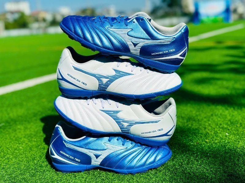 Mizuno Monarcida Neo 3 Select, một lựa chọn giày đá bóng "quốc dân" siêu bền và form rộng rãi, phù hợp với chân bè.