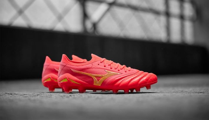 Mizuno Morelia Neo 4 Beta trong bộ sưu tập The Release Pack nổi bật với màu đỏ