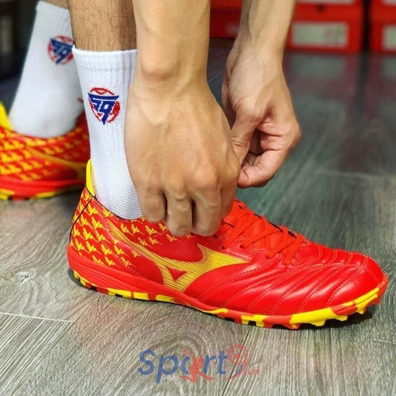 Mizuno Morelia Neo III Pro, đôi giày da kangaroo cao cấp mang lại cảm giác bóng chân thật và sự vừa vặn cho size giày cho chân bè.