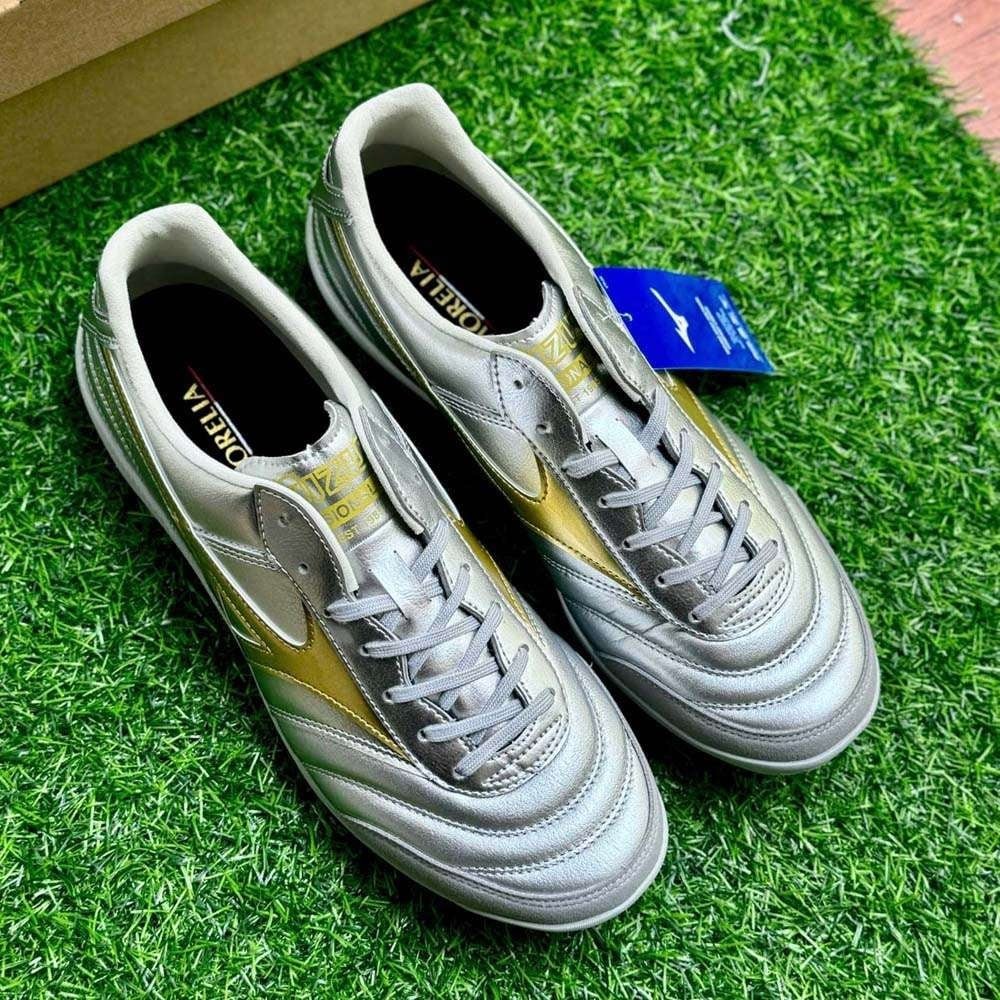 Mizuno Morelia Sala Elite màu bạc, sử dụng da kangaroo mềm mại, tối ưu cho cảm giác bóng chân thực và sự thoải mái cho bàn chân bè.