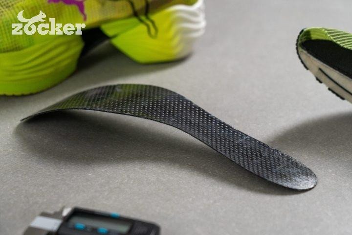 Mô tả cấu tạo bên trong đế giày, làm nổi bật lớp sợi carbon