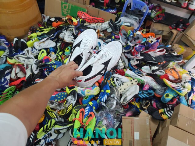Một bộ sưu tập giày bóng đá đã qua sử dụng được bày bán