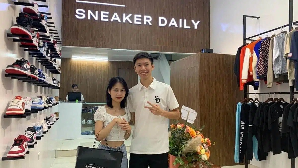 Một bộ sưu tập giày New Balance nam chính hãng được trưng bày tại Supersports, thu hút khách hàng với sự đa dạng và chất lượng.