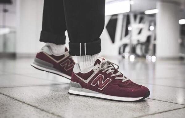 Một bộ sưu tập giày New Balance với nhiều màu sắc và kiểu dáng, thể hiện sự đa dạng của thương hiệu