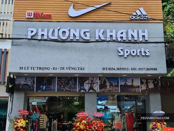 Một cặp giày Nike trắng mới được trưng bày, nổi bật với thiết kế hiện đại