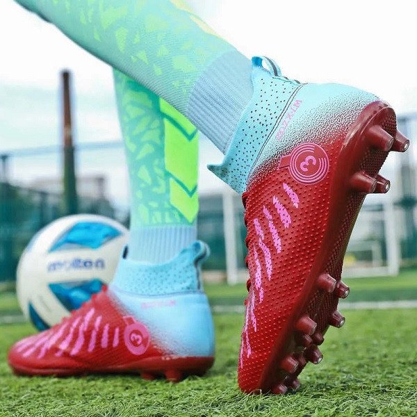 Một cầu thủ đang thực hiện pha bứt tốc trên sân cỏ tự nhiên với giày đá bóng đinh FG