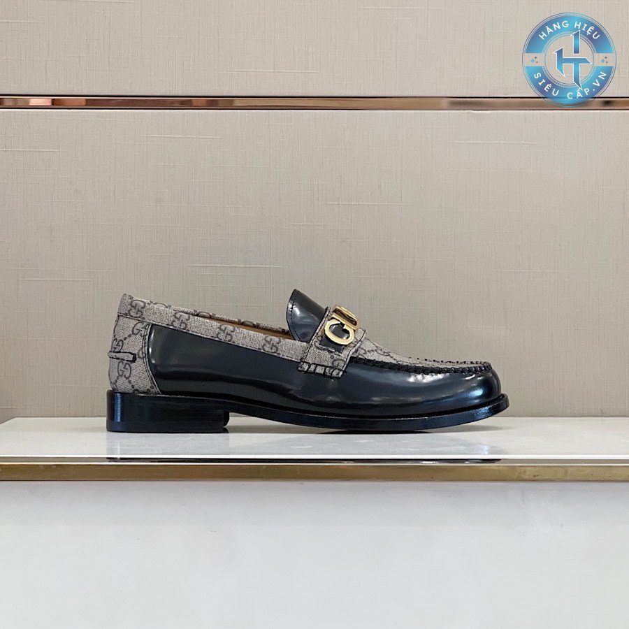 Một chiếc giày lười Gucci nam authentic được đặt trong không gian sang trọng