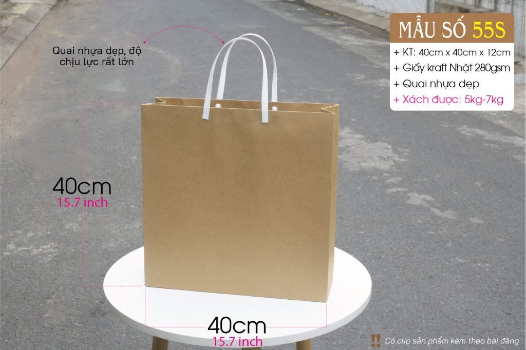 Một chiếc túi giấy lớn kích thước 40cm x 40cm x 12cm đang đựng một chiếc đồng hồ treo tường lớn