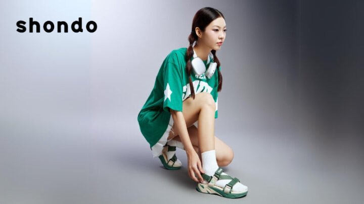 Một cô gái đang thử giày, minh họa việc chọn size giày 26cm cho nữ giới