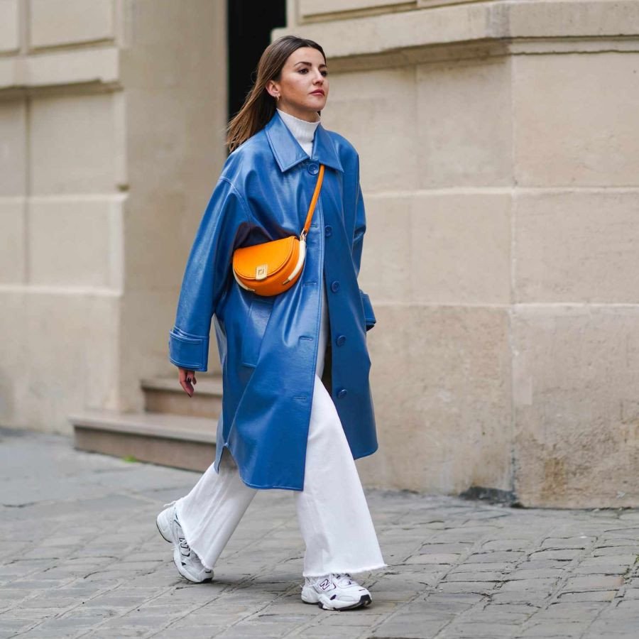 Một cô gái phối quần ống loe với giày thể thao chunky đế dày màu đen, thể hiện phong cách cá tính