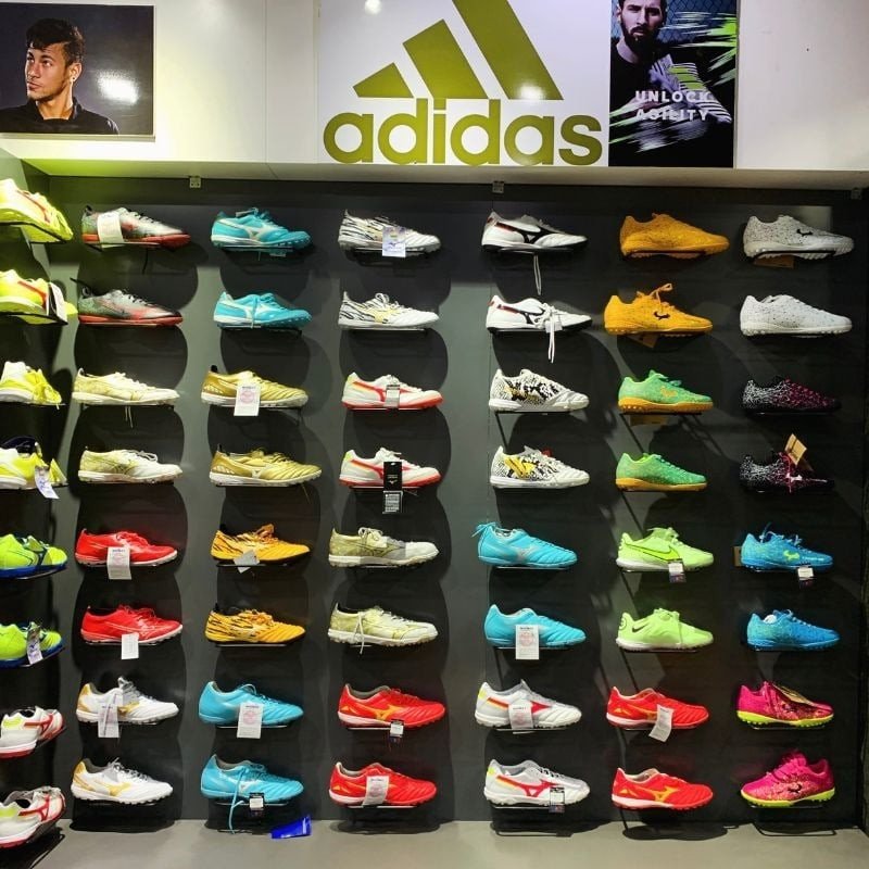 Một cửa hàng chuyên giày đá bóng với nhiều mẫu mã đa dạng