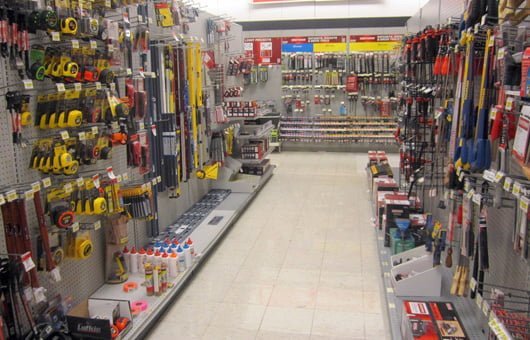 Một cửa hàng kim khí tổng hợp bán nhiều loại keo dán đa năng
