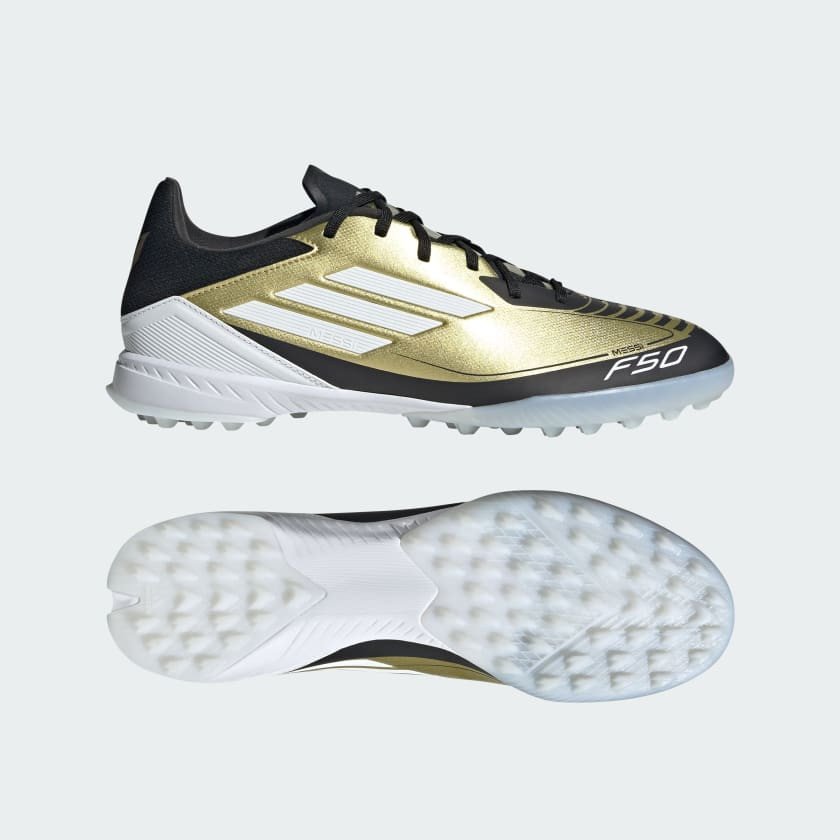 Một cửa hàng trưng bày nhiều đôi giày đá bóng sân cỏ nhân tạo, tượng trưng cho việc lựa chọn nguồn sỉ uy tín.