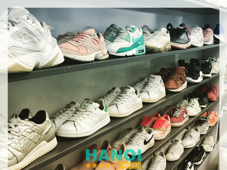 Một cửa hàng với nhiều giày sneaker được trưng bày