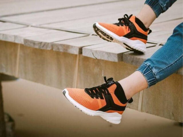 Một đôi Bitis Hunter màu xám trên nền bê tông, thể hiện sự đơn giản nhưng thời thượng, dễ dàng phối đồ với nhiều trang phục nam