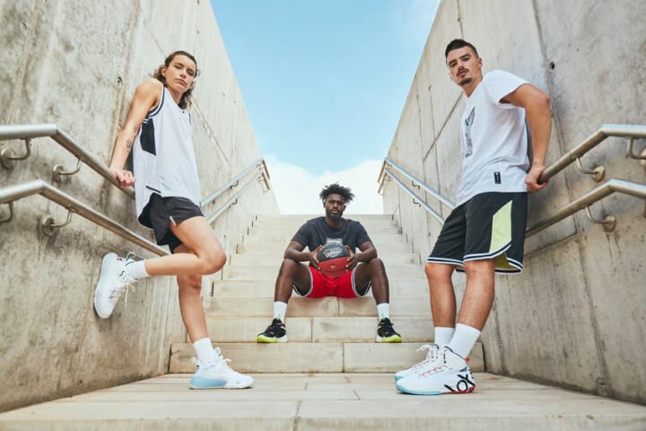 Một đôi giày bóng rổ cổ cao màu trắng đen, với thiết kế hiện đại và vững chãi, rất phù hợp cho nữ