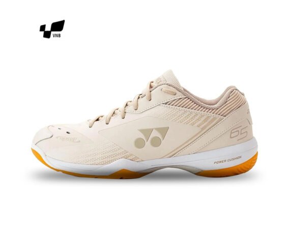 Một đôi giày cầu lông Yonex 65Z3 C-90 Wide màu kem be sang trọng đặt trên sân