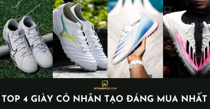 Một đôi giày đá bóng nhẹ màu đen trên sân cỏ nhân tạo