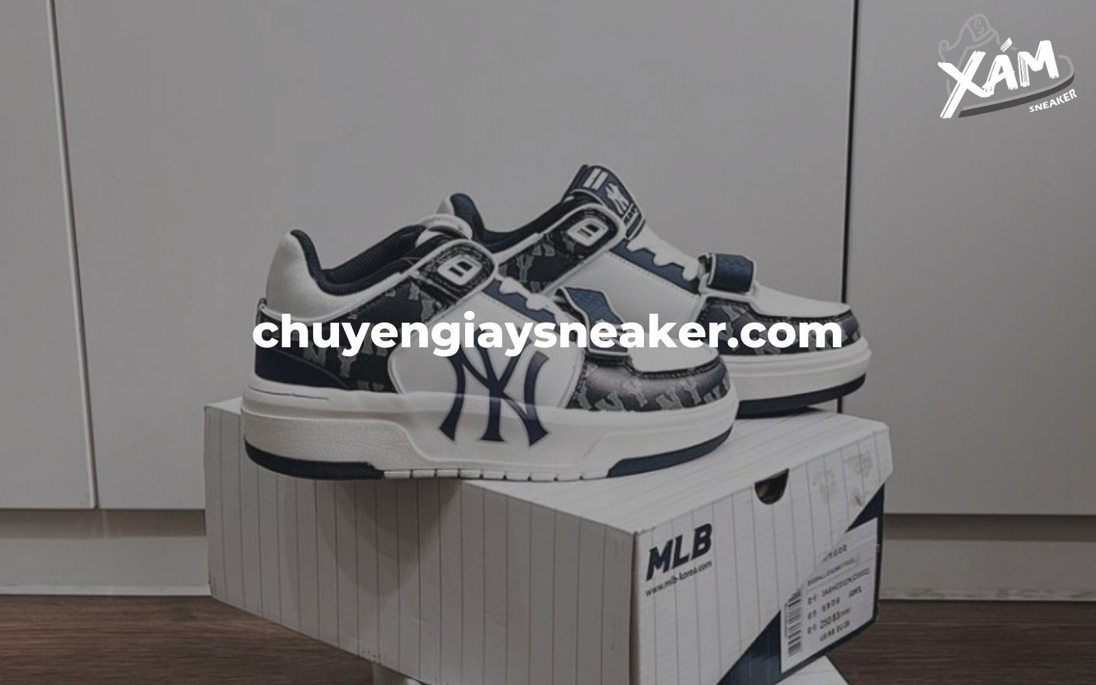 Một đôi giày MLB sneaker 1 1 màu trắng với logo New York Yankees to bản