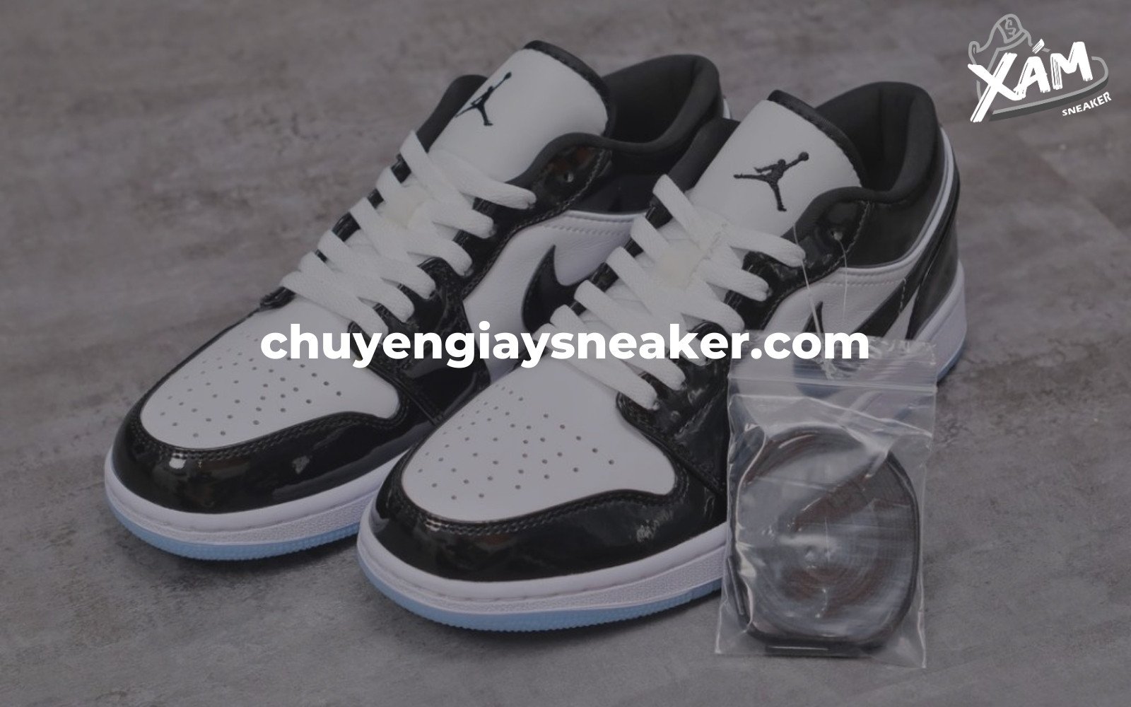 Một đôi giày Nike sneaker 1 1 màu trắng với logo Swoosh màu đỏ nổi bật