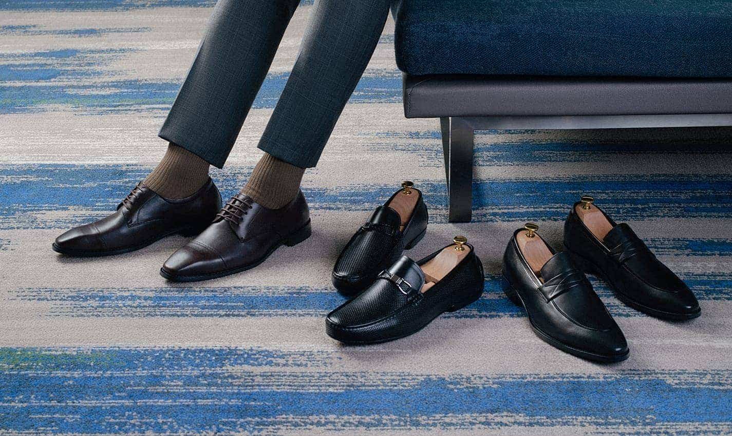 Một đôi giày Penny Loafer màu đen với đường may kép tỉ mỉ