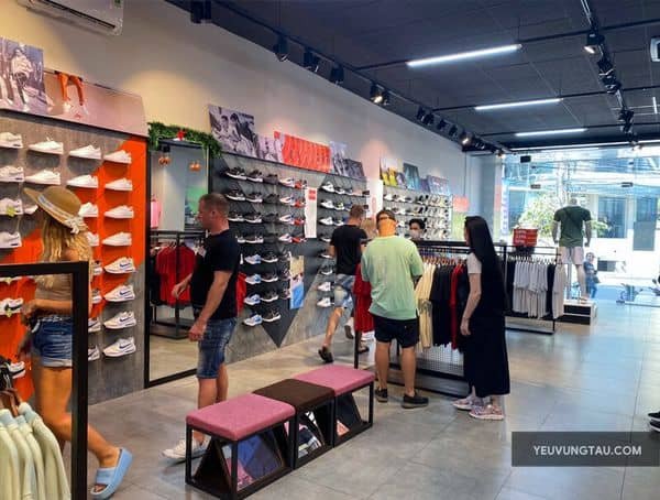 Một đôi giày sneaker màu trắng với thiết kế hiện đại, trưng bày trong không gian cửa hàng thể thao ở Vũng Tàu