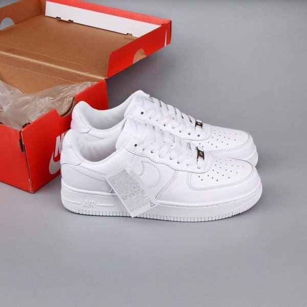 Một đôi giày sneaker nam Hà Nội trắng tinh tế, phong cách và chất lượng