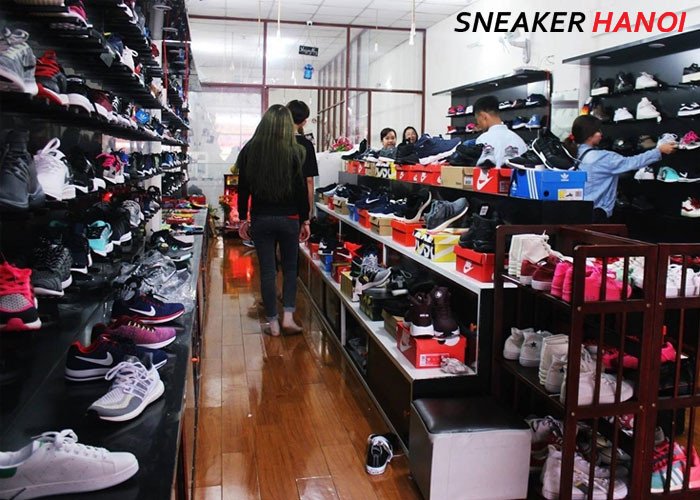 Một đôi giày sneaker Nike màu đỏ nổi bật