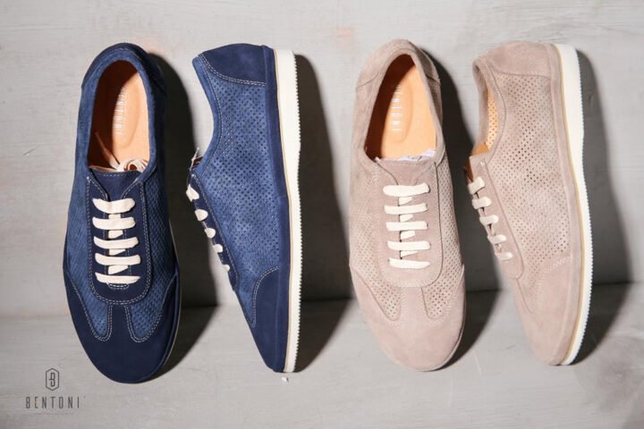 Một đôi giày sneaker trắng đen thể thao đặt trên sàn gỗ, minh họa định nghĩa về giày sneaker