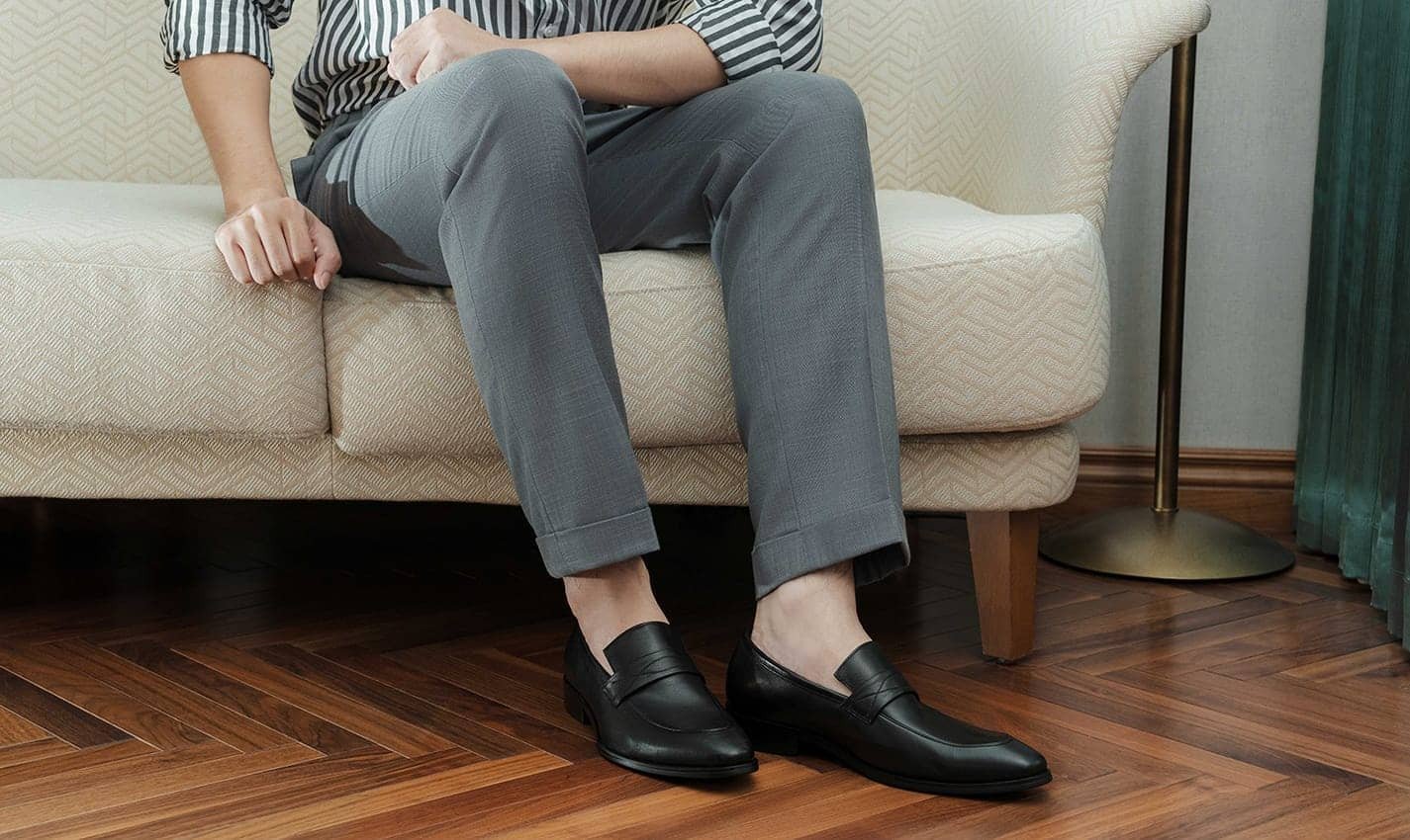 Một đôi giày tây công sở màu nâu cổ điển, có thể là giày lười hoặc giày buộc dây