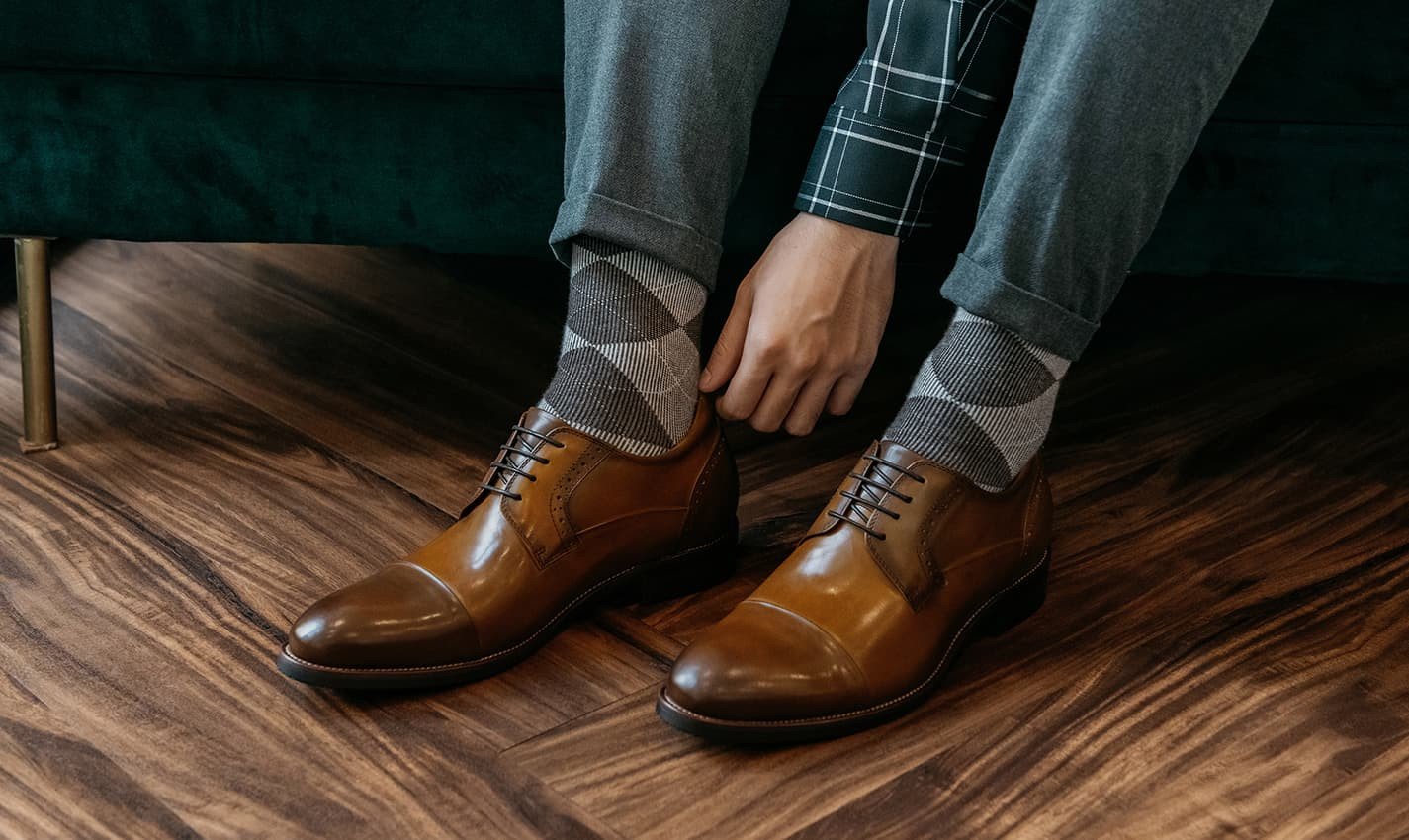 Một đôi giày tây độn đế dáng Derby Brogues màu nâu, với họa tiết đục lỗ tinh xảo