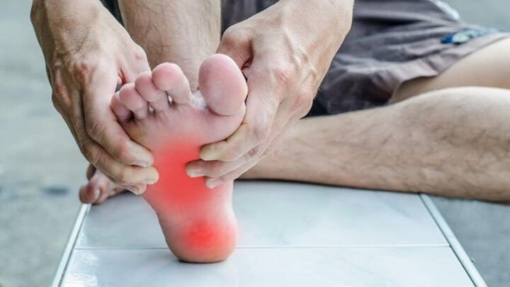 Một đôi giày thể thao ôm chân với màu sắc trung tính, biểu tượng của sự thoải mái và phong cách cho nam giới