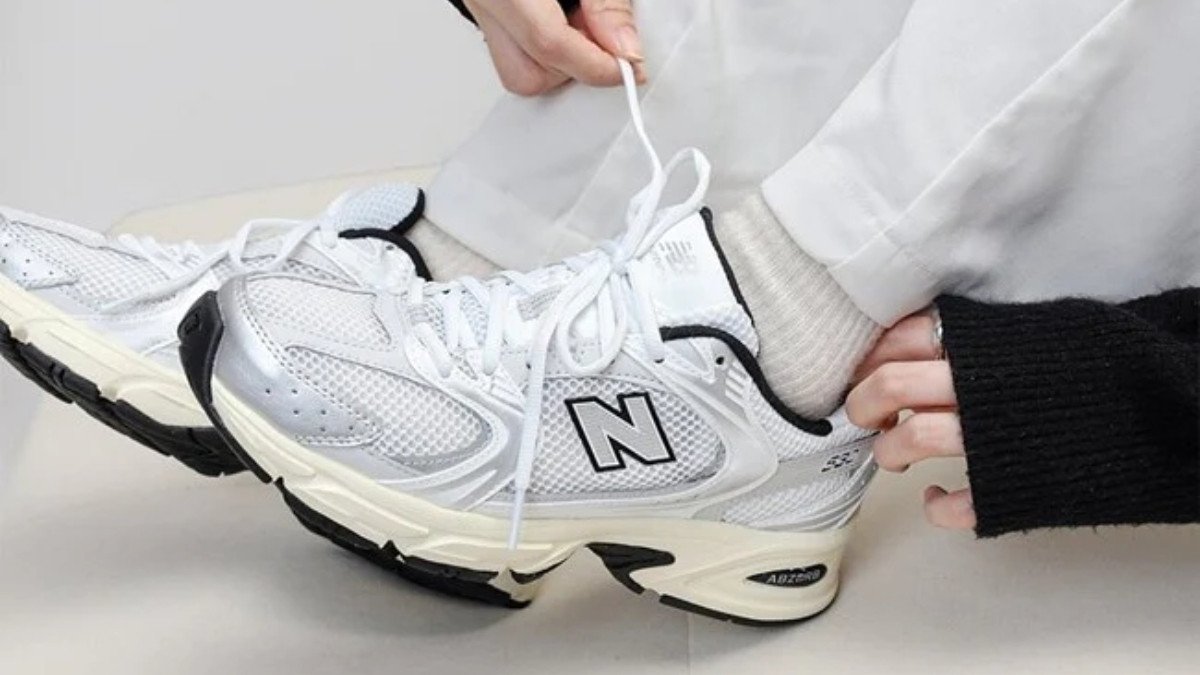 Một đôi New Balance với thiết kế thời trang, mang lại sự thoải mái và phong cách cho người dùng.