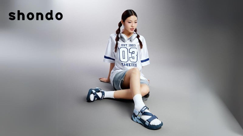 Một đôi sandal đang được thử, minh họa mẹo chọn size giày 26cm cho dép sandal