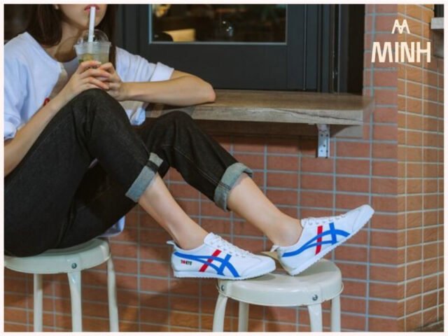 Một người đàn ông đang ngắm nghía và thử đôi giày Onitsuka Tiger Mexico 66 màu trắng