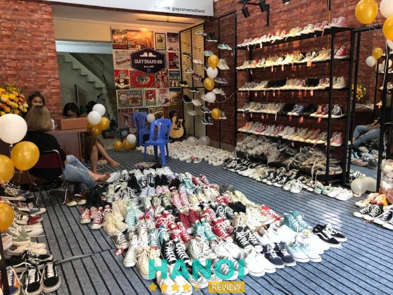 Một người đàn ông đang xem xét những đôi giày đã qua sử dụng