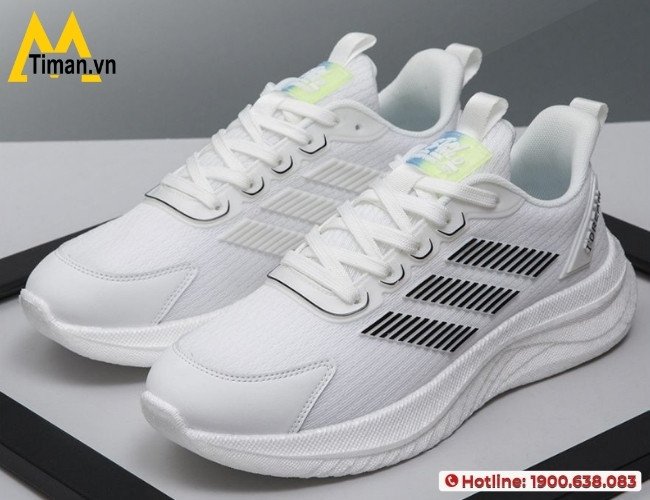 Một người đàn ông trung niên trong trang phục quần short và áo thun, mang giày thể thao trung niên nam màu trắng, thể hiện sự trẻ trung