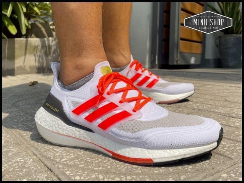 Một người đang kiểm tra đôi giày Adidas Ultra Boost, lời khuyên khi mua sắm giày