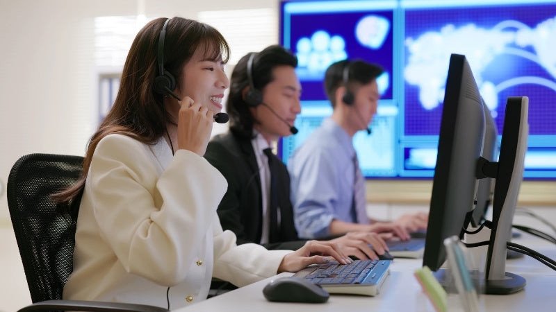 Một người đang liên hệ với bộ phận chăm sóc khách hàng để được tư vấn thêm về sản phẩm giày