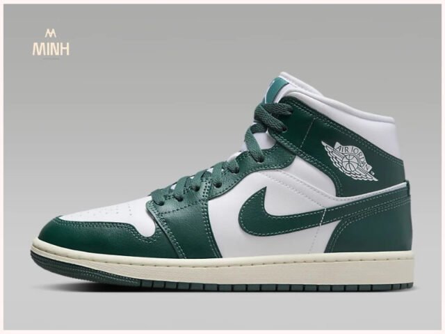 Một người dùng đang kiểm tra tem giày Nike Air Jordan trên lưỡi gà để xác định tính chính hãng thông qua font chữ và thông tin