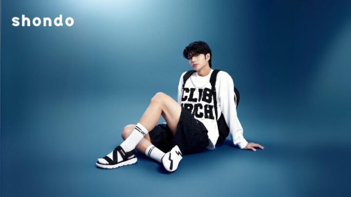 Một người phụ nữ đang thử một đôi giày sneaker màu trắng để kiểm tra độ vừa vặn