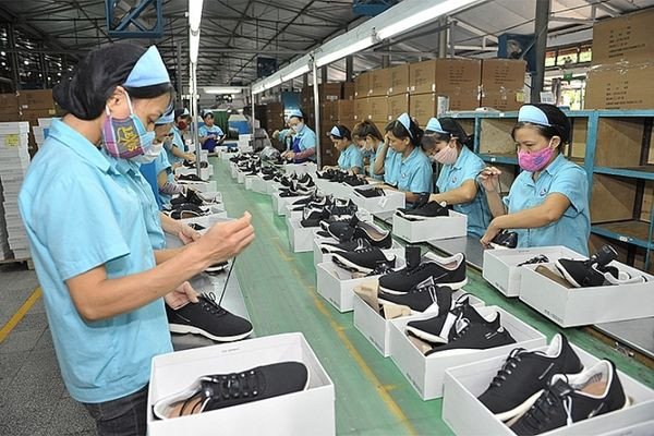 Một nhà máy sản xuất giày với nhiều công nhân đang làm việc