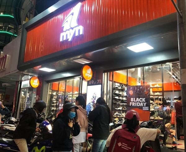 Một nhóm bạn trẻ đang lựa chọn giày tại shop giày nữ đẹp ở TPHCM