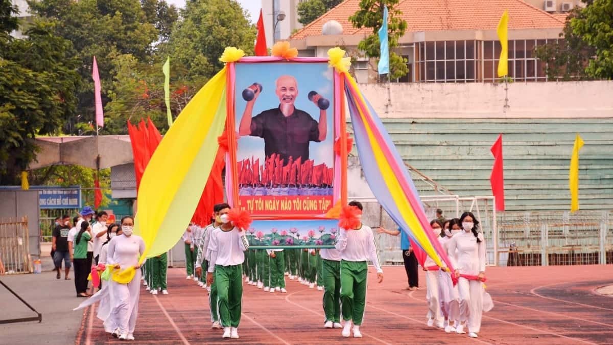 Một nhóm người đang tập thể dục, tượng trưng cho lời kêu gọi toàn dân rèn luyện sức khỏe trong **Ngày Thể thao Việt Nam**, với **giày thể thao** hỗ trợ mọi bước chân.