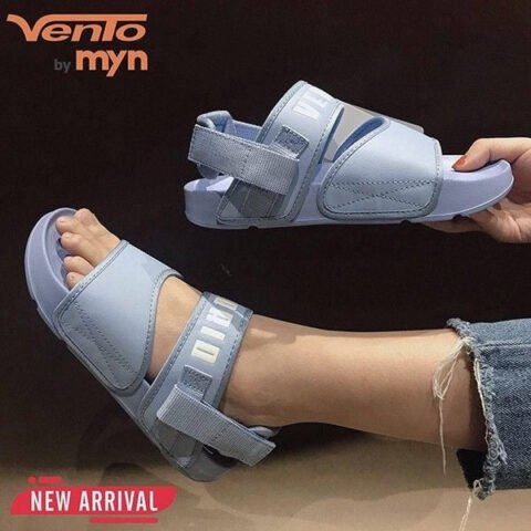 Một nữ sinh mang sandal quai ngang đơn giản đi học