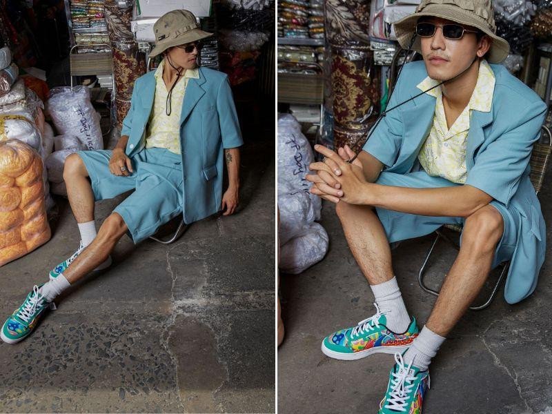 Một outfit lạ mắt với blazer ngắn tay màu kem, quần short trắng và giày Bitis Hunter trắng, mang đến vẻ ngoài thời trang, cá tính
