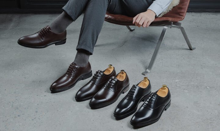 Một quý ông mặc vest đen lịch lãm cùng giày lười công sở màu đen