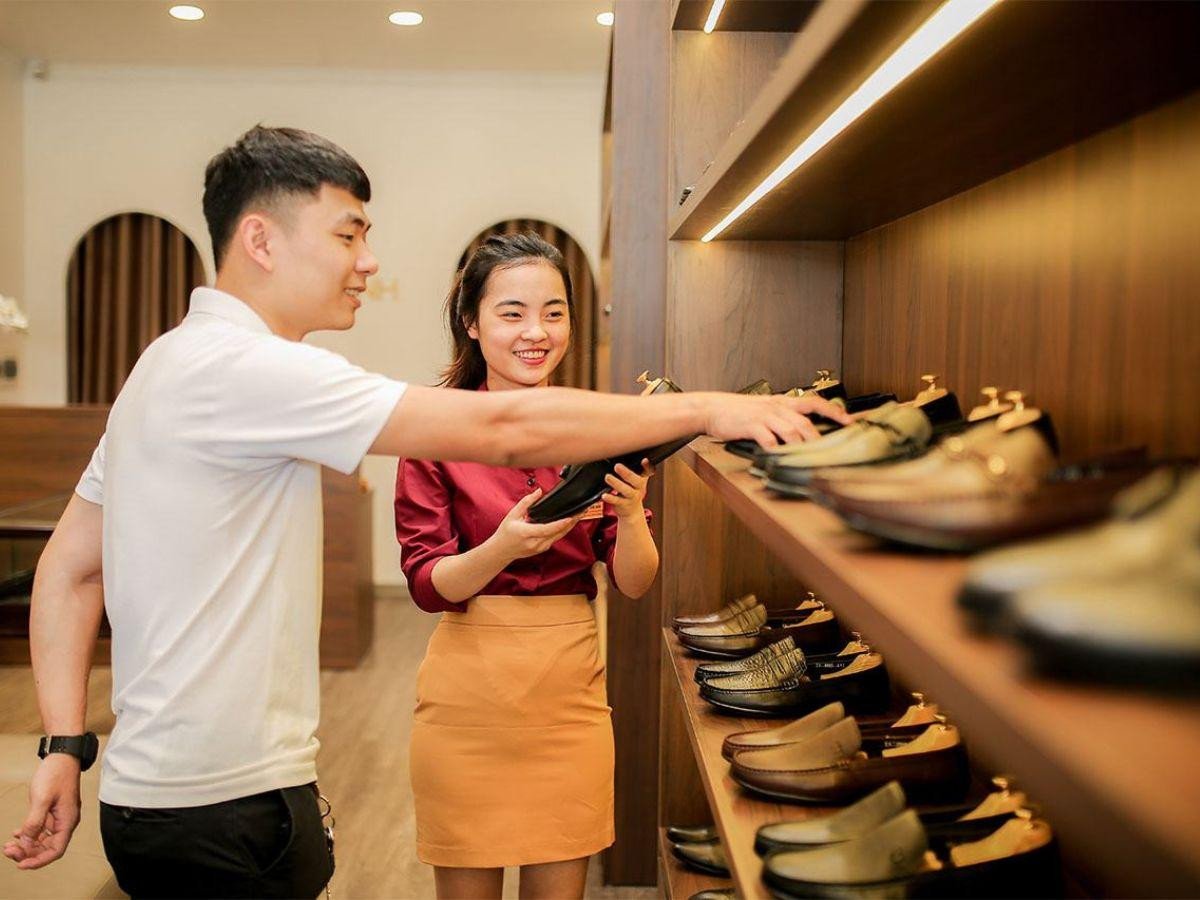 Mua giày tây nam trực tiếp tại các cửa hàng ở Hà Nội để trải nghiệm chất lượng da
